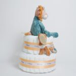 Tarta de pañales Baby Lion regalo bebé recién nacido compuesta por.- 44 unidades marca Dodot sensitive T2, peluche principal bebé león, mordedor de silicona con figuras de madera de haya, chupetero de silicona y madera con figurita personalizada, conjunto de cepillo y peine de madera personalizados, chupetero de tela algodón y coralina extrasuave 20cm x 20cm, estampado original Selva. Dimensiones altura 42cm x 26cm ancho. Peluche León apto para +0 meses, producido con tejidos muy suaves y detalles bordados, ojos y nariz, divertido peluche fácil de coger para las manos más pequeñas con certificados adicionales a los obligatorios como los de saliva y exclusión de tintes tóxicos en los tejidos, con la máxima garantía para los mas pequeños. Está fabricado en material de alta calidad muy suave y apto para el bebé. Superficie lavable. Homologación europea EN71-1- Lavado: a mano o máquina a 30° C, Se recomienda utilizar un programa y detergente suave. No utilizar secadora. Medida 32cm. Peso del producto 200 g.