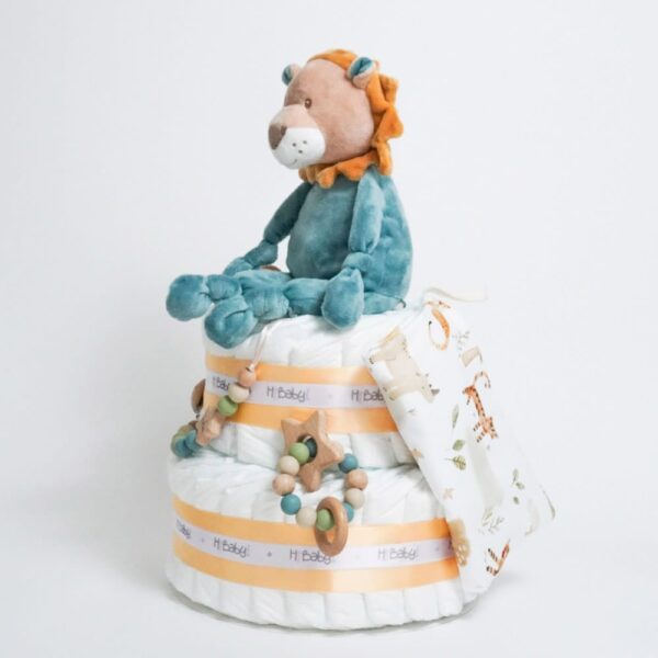 Tarta de pañales Baby Lion regalo bebé recién nacido compuesta por.- 44 unidades marca Dodot sensitive T2, peluche principal bebé león, mordedor de silicona con figuras de madera de haya, chupetero de silicona y madera con figurita personalizada, conjunto de cepillo y peine de madera personalizados, chupetero de tela algodón y coralina extrasuave 20cm x 20cm, estampado original Selva. Dimensiones altura 42cm x 26cm ancho. Peluche León apto para +0 meses, producido con tejidos muy suaves y detalles bordados, ojos y nariz, divertido peluche fácil de coger para las manos más pequeñas con certificados adicionales a los obligatorios como los de saliva y exclusión de tintes tóxicos en los tejidos, con la máxima garantía para los mas pequeños. Está fabricado en material de alta calidad muy suave y apto para el bebé. Superficie lavable. Homologación europea EN71-1- Lavado: a mano o máquina a 30° C, Se recomienda utilizar un programa y detergente suave. No utilizar secadora. Medida 32cm. Peso del producto 200 g.