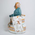 Tarta de pañales Baby Lion regalo bebé recién nacido compuesta por.- 44 unidades marca Dodot sensitive T2, peluche principal bebé león, mordedor de silicona con figuras de madera de haya, chupetero de silicona y madera con figurita personalizada, conjunto de cepillo y peine de madera personalizados, chupetero de tela algodón y coralina extrasuave 20cm x 20cm, estampado original Selva. Dimensiones altura 42cm x 26cm ancho. Peluche León apto para +0 meses, producido con tejidos muy suaves y detalles bordados, ojos y nariz, divertido peluche fácil de coger para las manos más pequeñas con certificados adicionales a los obligatorios como los de saliva y exclusión de tintes tóxicos en los tejidos, con la máxima garantía para los mas pequeños. Está fabricado en material de alta calidad muy suave y apto para el bebé. Superficie lavable. Homologación europea EN71-1- Lavado: a mano o máquina a 30° C, Se recomienda utilizar un programa y detergente suave. No utilizar secadora. Medida 32cm. Peso del producto 200 g.