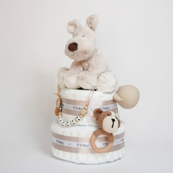 Tarta de pañales Puppy regalo bebé recién nacido compuesta por.- 44 unidades marca Dodot sensitive T2, peluche principal Puppy Jasper, Sonajero mordedor de crochet con figura perrito y aro de madera personalizado con el nombre del bebé, chupetero de silicona modelo momma personalizado, conjunto de cepillo y peine de madera personalizados y un guardachupetes de silicona tremendamente práctico. Dimensiones altura 43cm x 26cm ancho. Jasper es un compañero de juegos maravillosamente suave y tierno para niños de todas las edades. Con sus ojos marrones cosidos, su nariz y su corazón blanco en el trasero, rápidamente se convierte en uno de los favoritos. Un regalo maravilloso para recién nacidos, bautizos y otras ocasiones especiales. Todos los peluches de la empresa sueca Teddykompaniet están probados y aprobados según las normas EN71 y tienen la marca CE. Retire todas las etiquetas, piezas de plástico y cuerdas antes de entregarle el juguete a un niño. Medida: 25cm Marca: Teddykompaniet Lavable a 40 grados Peluche Puppy Jasper, está fabricado con materiales de alta calidad muy suaves, máxima garantía para los mas pequeños.