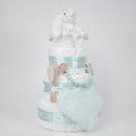 Tarta de pañales Sweet Cake de tres pisos compuesto por 52 unidades marca Dodot sensitive T2, peluche principal conejito personalizado, sujeta chupetes de silicona personalizable, mordedor orejitas piqué waffle algodón y madera personalizado, cepillo para bebé de madera 100% natural personalizado, mordedor de silicona y bandana de piqué waffle personalizable. Dimensiones altura 55cm x 26cm ancho. Color Verde Menta