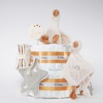 Tarta de pañales de 2 pisos compuesto por 44 unidades marca Dodot sensitive, peluche principal pequeña oca de Li ttle Dutch 18cm de altura está hecha con una felpa increiblemente suave ideal para el bebé, Doudou oca personalizado de Little Dutch hecho con felpa muy suave aportando comodidad al bebé, cuando duerme dispone de varias etiquetas para tocar y sentir estimulando los sentidos del bebé los nudos y patas son perfectos para acurrucarse o masticar cuando empiezan a salir los dientes puede actuar como chupetero tiene enganche para chupete medidas 24cm x 24cm, chupetero de tela estrella de Little Dutch 15cm x 15cm. Librito blando actividades Little Dutch, Chupetero de tela algodón pequeños gansos de Hi Baby! Stick de madera personalizado con el nombre del bebé. Dimensiones altura 38cm x 26cm ancho. Color Mostaza