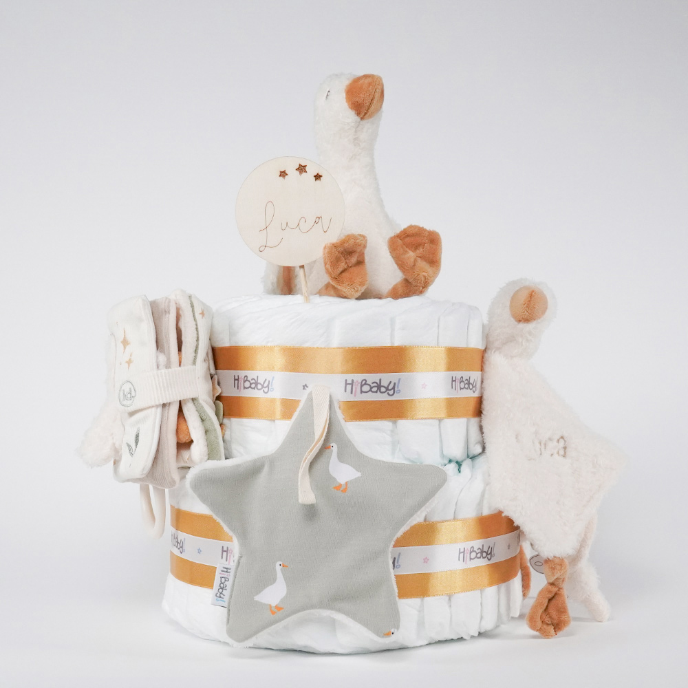 Tarta de pañales de 2 pisos compuesto por 44 unidades marca Dodot sensitive, peluche principal pequeña oca de Li ttle Dutch 18cm de altura está hecha con una felpa increiblemente suave ideal para el bebé, Doudou oca personalizado de Little Dutch hecho con felpa muy suave aportando comodidad al bebé, cuando duerme dispone de varias etiquetas para tocar y sentir estimulando los sentidos del bebé los nudos y patas son perfectos para acurrucarse o masticar cuando empiezan a salir los dientes puede actuar como chupetero tiene enganche para chupete medidas 24cm x 24cm, chupetero de tela estrella de Little Dutch 15cm x 15cm. Librito blando actividades Little Dutch, Chupetero de tela algodón pequeños gansos de Hi Baby! Stick de madera personalizado con el nombre del bebé. Dimensiones altura 38cm x 26cm ancho. Color Mostaza