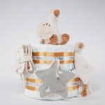 Tarta de pañales de 2 pisos compuesto por 44 unidades marca Dodot sensitive, peluche principal pequeña oca de Li ttle Dutch 18cm de altura está hecha con una felpa increiblemente suave ideal para el bebé, Doudou oca personalizado de Little Dutch hecho con felpa muy suave aportando comodidad al bebé, cuando duerme dispone de varias etiquetas para tocar y sentir estimulando los sentidos del bebé los nudos y patas son perfectos para acurrucarse o masticar cuando empiezan a salir los dientes puede actuar como chupetero tiene enganche para chupete medidas 24cm x 24cm, chupetero de tela estrella de Little Dutch 15cm x 15cm. Librito blando actividades Little Dutch, Chupetero de tela algodón pequeños gansos de Hi Baby! Stick de madera personalizado con el nombre del bebé. Dimensiones altura 38cm x 26cm ancho. Color Mostaza