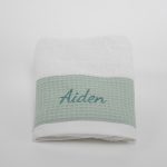 Toalla de rizo americano 100% algodón, 550 gr. metro cuadrado con gran cálidad de absorción y muy esponjosa caracterizandose por su suavidad natural. Al no utilizar suavizantes en su producción permite una alta absorción desde el primer uso. Para mantener su aspecto se recomienda no usar suavizantes en el lavado y secar en secadora. Combinada con Waffle algodón de color Verde Menta Personalizable Medidas : Toalla Grande 70 x 140cm. Toalla Mediana 50 x 100cm. Toalla Pequeña 33 x 50cm.