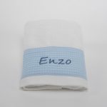 Toalla de rizo americano 100% algodón, 550 gr. metro cuadrado con gran cálidad de absorción y muy esponjosa caracterizandose por su suavidad natural. Al no utilizar suavizantes en su producción permite una alta absorción desde el primer uso. Para mantener su aspecto se recomienda no usar suavizantes en el lavado y secar en secadora. Combinada con Waffle algodón de color Verde Menta Personalizable Medidas : Toalla Grande 70 x 140cm. Toalla Mediana 50 x 100cm. Toalla Pequeña 33 x 50cm.
