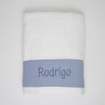 Toalla de rizo americano 100% algodón, 550 gr. metro cuadrado con gran cálidad de absorción y muy esponjosa caracterizandose por su suavidad natural. Al no utilizar suavizantes en su producción permite una alta absorción desde el primer uso. Para mantener su aspecto se recomienda no usar suavizantes en el lavado y secar en secadora. Combinada con Waffle algodón de color Verde Menta Personalizable Medidas : Toalla Grande 70 x 140cm. Toalla Mediana 50 x 100cm. Toalla Pequeña 33 x 50cm.