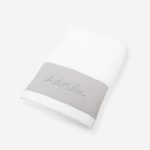 Toalla bebé waffle personalizada de rizo americano 100% algodón, 550 gr. metro cuadrado con gran cálidad de absorción y muy esponjosa caracterizandose por su suavidad natural. Al no utilizar suavizantes en su producción permite una alta absorción desde el primer uso. Para mantener su aspecto se recomienda no usar suavizantes en el lavado y secar en secadora. Combinada con Waffle algodón de color Verde Menta Personalizable Medidas : Toalla Grande 70 x 140cm. Toalla Mediana 50 x 100cm. Toalla Pequeña 33 x 50cm.