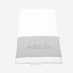 Toalla bebé waffle personalizada de rizo americano 100% algodón, 550 gr. metro cuadrado con gran cálidad de absorción y muy esponjosa caracterizandose por su suavidad natural. Al no utilizar suavizantes en su producción permite una alta absorción desde el primer uso. Para mantener su aspecto se recomienda no usar suavizantes en el lavado y secar en secadora. Combinada con Waffle algodón de color Verde Menta Personalizable Medidas : Toalla Grande 70 x 140cm. Toalla Mediana 50 x 100cm. Toalla Pequeña 33 x 50cm.