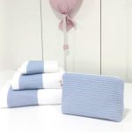Juego toallas y neceser WAFFLE personalizable compuesto por toalla de rizo americano 100% algodón, 550 gr. metro cuadrado con gran cálidad de absorción y muy esponjosa caracterizandose por su suavidad natural. Al no utilizar suavizantes en su producción permite una alta absorción desde el primer uso. Para mantener su aspecto se recomienda no usar suavizantes en el lavado y secar en secadora. Combinada con Waffle algodón de color Azul oscuro Personalizable Medidas : Toalla Grande 70 x 140cm. Toalla Mediana 50 x 100cm. Toalla Pequeña 33 x 50cm. Precioso neceser bebé personalizable con la inicial o nombre del bebé donde podrás poner las cositas necesarias para su aseo, tanto si vas de paseo como de viaje. Neceser de piqué waffle algodón Interior forrado con tela impermeable. Medidas aprox. 25cm x 16cm ancho de base 10cm
