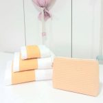 Juego toallas y neceser WAFFLE personalizable compuesto por toalla de rizo americano 100% algodón, 550 gr. metro cuadrado con gran cálidad de absorción y muy esponjosa caracterizandose por su suavidad natural. Al no utilizar suavizantes en su producción permite una alta absorción desde el primer uso. Para mantener su aspecto se recomienda no usar suavizantes en el lavado y secar en secadora. Combinada con Waffle algodón de color Mostaza Personalizable Medidas : Toalla Grande 70 x 140cm. Toalla Mediana 50 x 100cm. Toalla Pequeña 33 x 50cm. Precioso neceser bebé personalizable con la inicial o nombre del bebé donde podrás poner las cositas necesarias para su aseo, tanto si vas de paseo como de viaje. Neceser de piqué waffle algodón Interior forrado con tela impermeable. Medidas aprox. 25cm x 16cm ancho de base 10cm