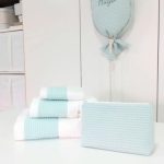 Juego toallas y neceser WAFFLE personalizable compuesto por toalla de rizo americano 100% algodón, 550 gr. metro cuadrado con gran cálidad de absorción y muy esponjosa caracterizandose por su suavidad natural. Al no utilizar suavizantes en su producción permite una alta absorción desde el primer uso. Para mantener su aspecto se recomienda no usar suavizantes en el lavado y secar en secadora. Combinada con Waffle algodón de color Verde Menta Personalizable Medidas : Toalla Grande 70 x 140cm. Toalla Mediana 50 x 100cm. Toalla Pequeña 33 x 50cm. Precioso neceser bebé personalizable con la inicial o nombre del bebé donde podrás poner las cositas necesarias para su aseo, tanto si vas de paseo como de viaje. Neceser de piqué waffle algodón Interior forrado con tela impermeable. Medidas aprox. 25cm x 16cm ancho de base 10cm